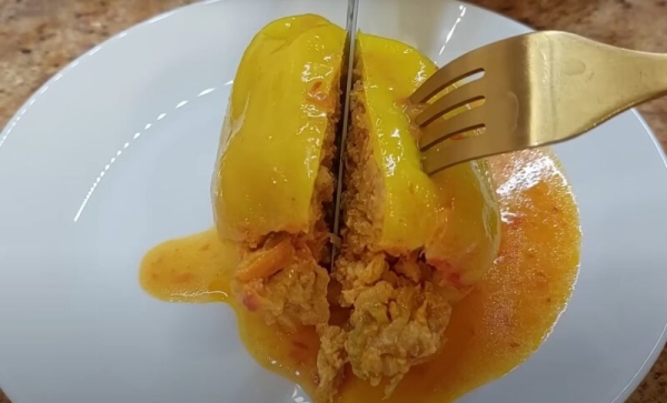 Сочные фаршированные перцы с нежной начинкой из мяса и сливочного масла. Привычное блюдо с необычным вкусом!