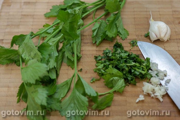 Свиные отбивные с сыром и сельдереем в мультиварке