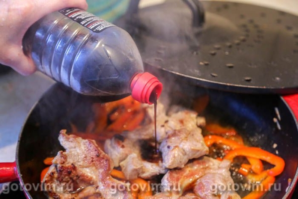 Отбивные из свиной шейки со сладким перцем и чили