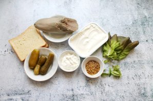 Брускетты с говяжьим языком и корнишонами