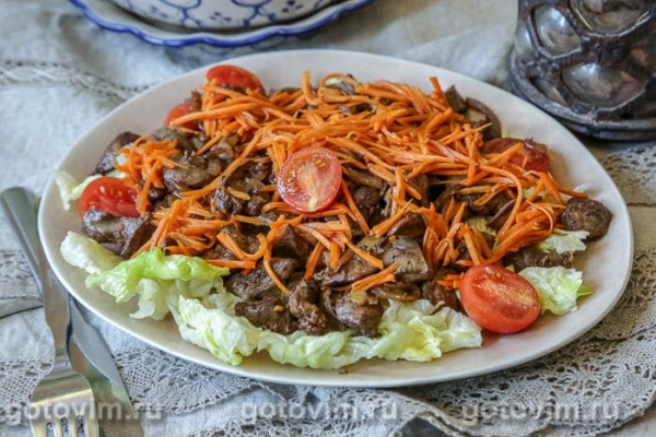 Теплый салат из куриной печени с пряной морковью Теплый салат из куриной печени с пряной морковью