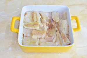 Минтай с шампиньонами в сметане в духовке Минтай с шампиньонами в сметане в духовке