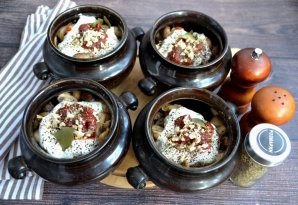 Мясо с грибами в горшочках Мясо с грибами в горшочках