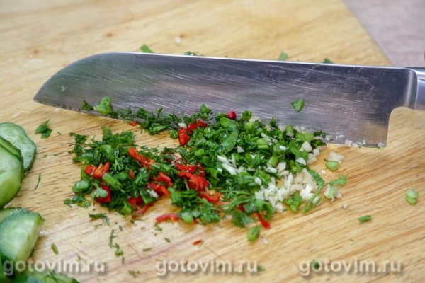 Салат из огурцов с каймаком, чесноком, перцем чили и зеленью