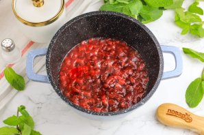 Жареный камамбер с брусничным соусом Жареный камамбер с брусничным соусом