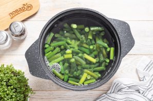 Зеленая фасоль на сковороде