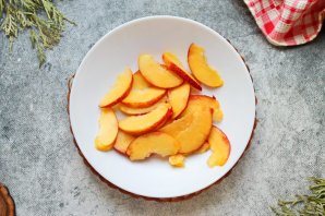 Салат с бананом и нектарином Салат с бананом и нектарином