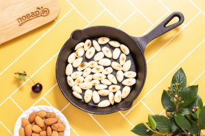 Варенье из вишни с миндалем