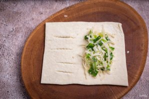 Слоеные пирожки с сыром и луком Слоеные пирожки с сыром и луком