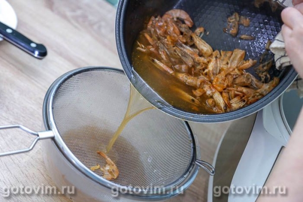 Паэлья с креветками, копченостями и зеленым горошком в мультиварке