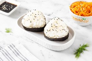 Онигири с корейской морковью Онигири с корейской морковью