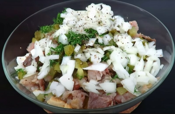 Деревенский салат со скумбрией, который покорит сердце любого — сытно и невероятно вкусно! Деревенский салат со скумбрией, который покорит сердце любого — сытно и невероятно вкусно!