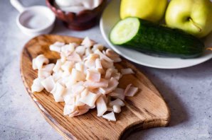 Салат с кальмаром, яблоком и огурцом Салат с кальмаром, яблоком и огурцом