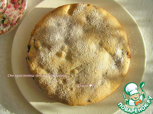 Постная шарлотка с малиной и яблоками