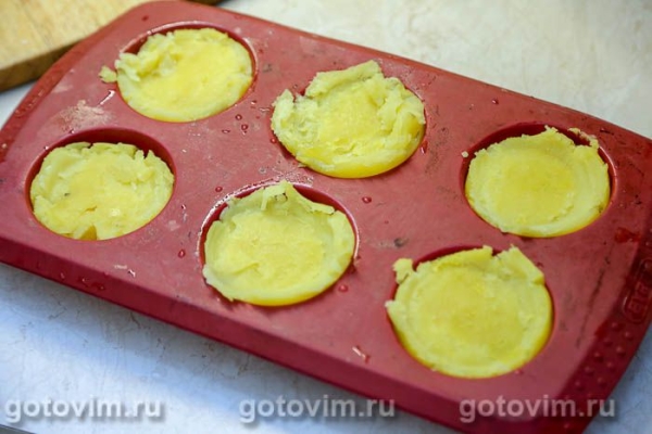 Мятая картошка, запеченная с колбасой чоризо и сыром