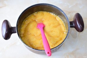 Медовик с клубникой и сметанным кремом Медовик с клубникой и сметанным кремом