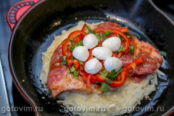 Свинина «Медвежья лапа» с начинкой из сладкого перца с чили и моцареллой Свинина «Медвежья лапа» с начинкой из сладкого перца с чили и моцареллой