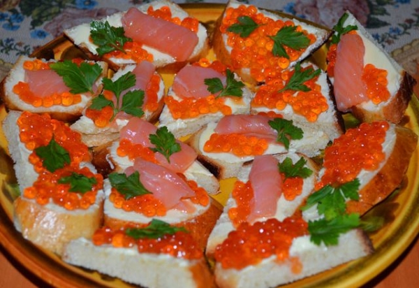 Бутерброд с красной рыбой и лимончиком Бутерброд с красной рыбой и лимончиком