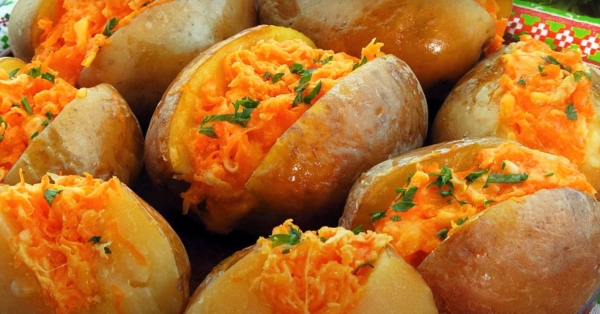 Румяная снаружи и нежная внутри. Запечённая картошка с яркой начинкой Румяная снаружи и нежная внутри. Запечённая картошка с яркой начинкой