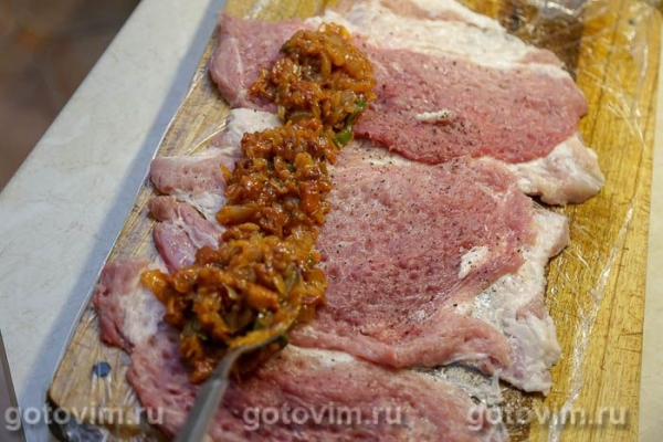 Рулет из свинины с острым перцем, беконом и сыром Рулет из свинины с острым перцем, беконом и сыром