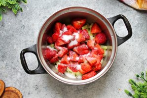 Пирог с клубникой и ревенем