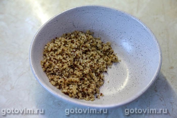 Поке из киноа с куриной грудкой, авокадо и бобами эдамаме