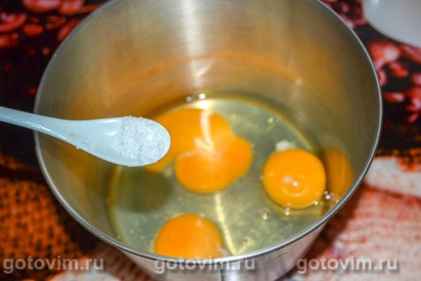 Пирог на кефире с клубникой