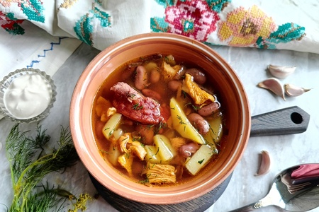 Фасолевый суп с лисичками и копчеными рёбрышками Фасолевый суп с лисичками и копчеными рёбрышками