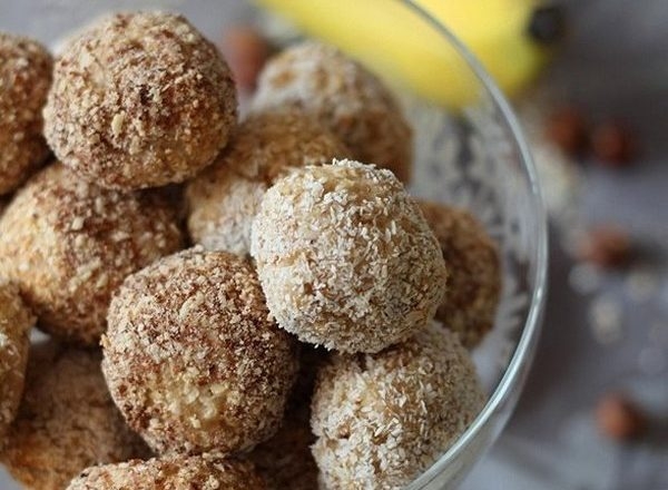 Творожное печенье с бананом в кокосовой стружке