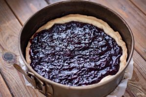 Пирог с замороженной вишней и безе Пирог с замороженной вишней и безе