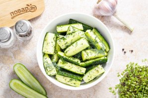 Огурцы с чесноком и укропом