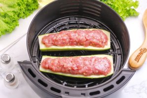 Кабачки с фаршем в аэрогриле Кабачки с фаршем в аэрогриле
