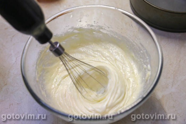 Яблочный пирог с сахарной корочкой и корицей