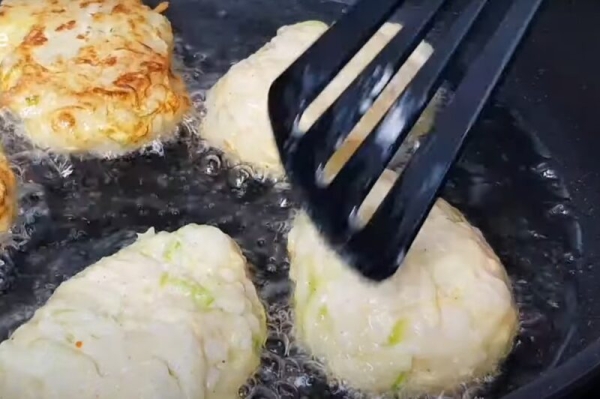 Готовлю летом вместо обычных котлет. Жареные кабачки со вкусом мяса. Готовлю летом вместо обычных котлет. Жареные кабачки со вкусом мяса.