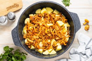 Тушеная картошка с лисичками Тушеная картошка с лисичками