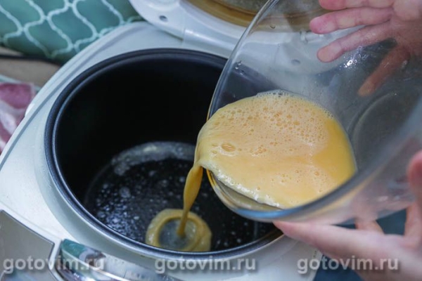 Овощной салат с редисом, огурцом, моцареллой и омлетом