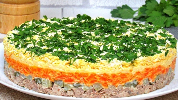 Слоёный салат «Симфония»: вкусное сочетание и красочная подача Слоёный салат «Симфония»: вкусное сочетание и красочная подача