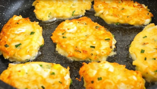 Готовится проще, чем оладьи, а результат вкуснее пирожков: феноменальное блюдо для ленивого утра