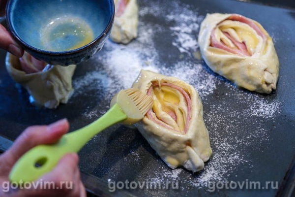 Лодочки из слоеного теста с ветчиной и сыром Лодочки из слоеного теста с ветчиной и сыром