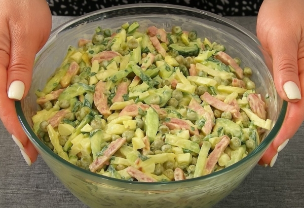 Забудьте про Оливье: рецепт летнего салата из простых продуктов, который станет звездой вашего стола