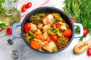 Куриная грудка, тушеная с овощами