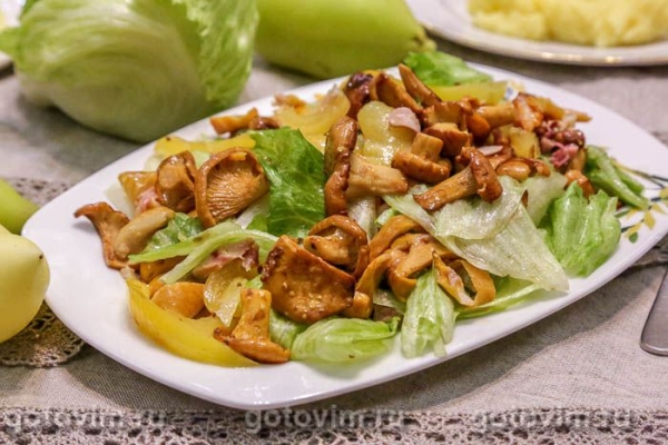 Теплый салат из лисичек с копченной курицей и овощами Теплый салат из лисичек с копченной курицей и овощами