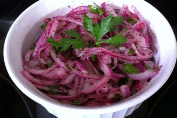 Маринованный лук с лимонным соком и зеленью Маринованный лук с лимонным соком и зеленью