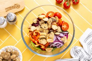 Салат с маринованными шампиньонами Салат с маринованными шампиньонами