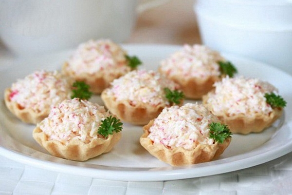 Тарталетки с крабовым мясом и сыром