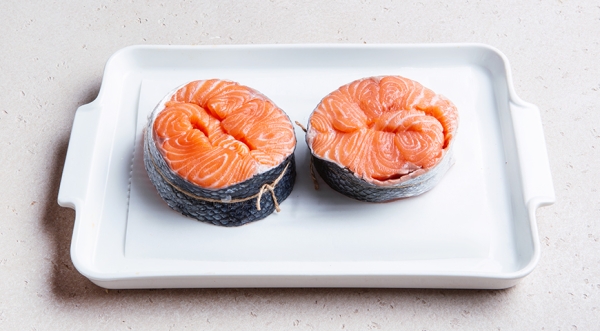 Круглый стейк из лосося с апельсиновым соусом, пошаговый рецепт с фото на 831 ккал Круглый стейк из лосося с апельсиновым соусом, пошаговый рецепт с фото на 831 ккал