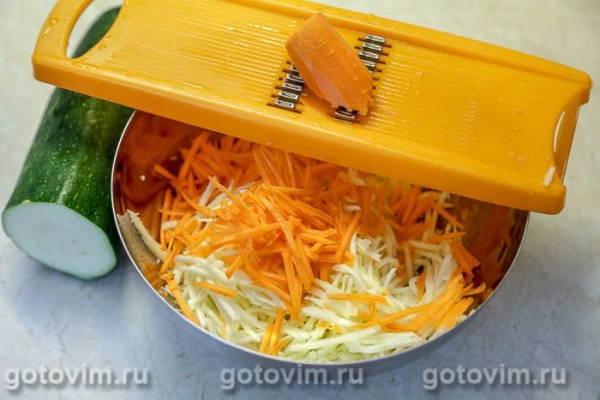 Говяжий бульон с овощами и жареными клецками