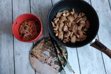 Салат с рисовой лапшой, курицей и овощами