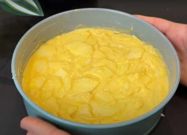 Много яблок, мало сахара и мало муки: пирог, который пахнет осенью и выглядит как из кондитерской Много яблок, мало сахара и мало муки: пирог, который пахнет осенью и выглядит как из кондитерской