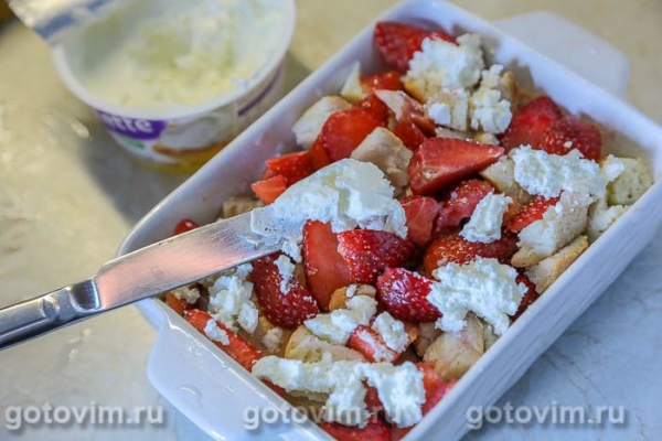 Хлебная запеканка с клубникой и творожным сыром